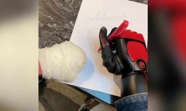 Костомаров пишет бионической рукой: вот первое слово спортсмена